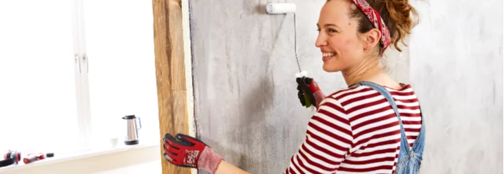 Person streicht Wand